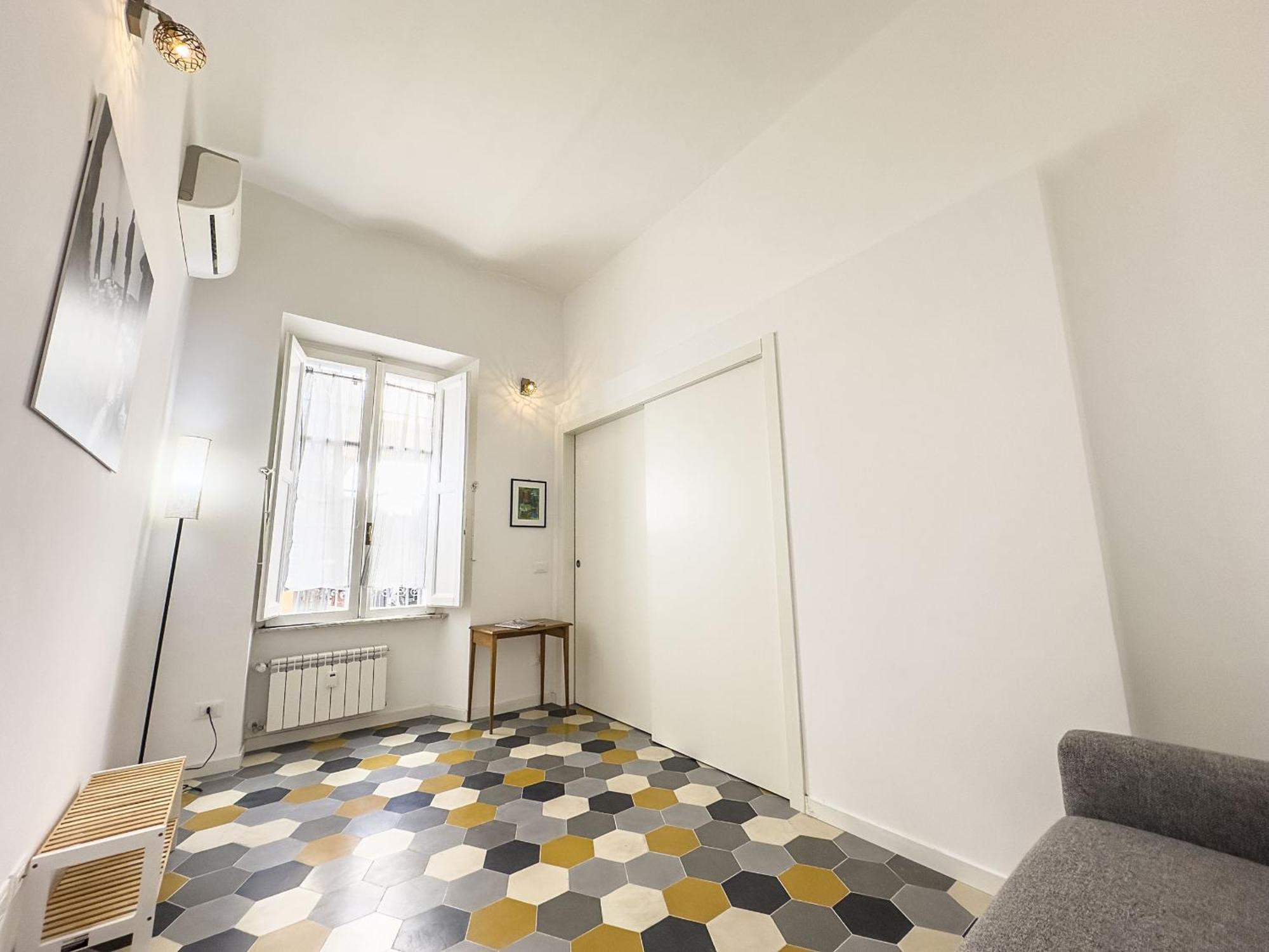 Eclectic In Trendy San Lorenzo Apartment