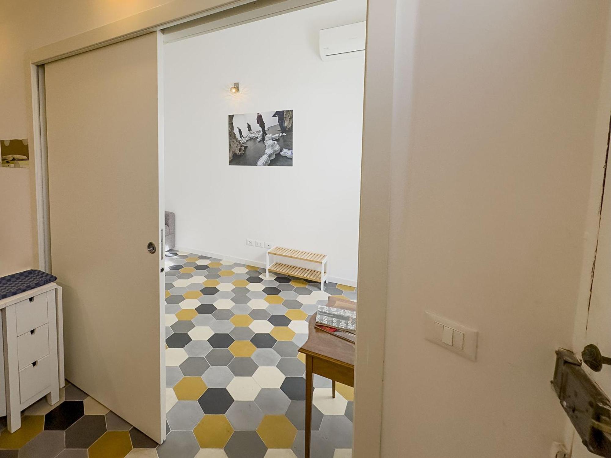 Eclectic In Trendy San Lorenzo Apartment Rom