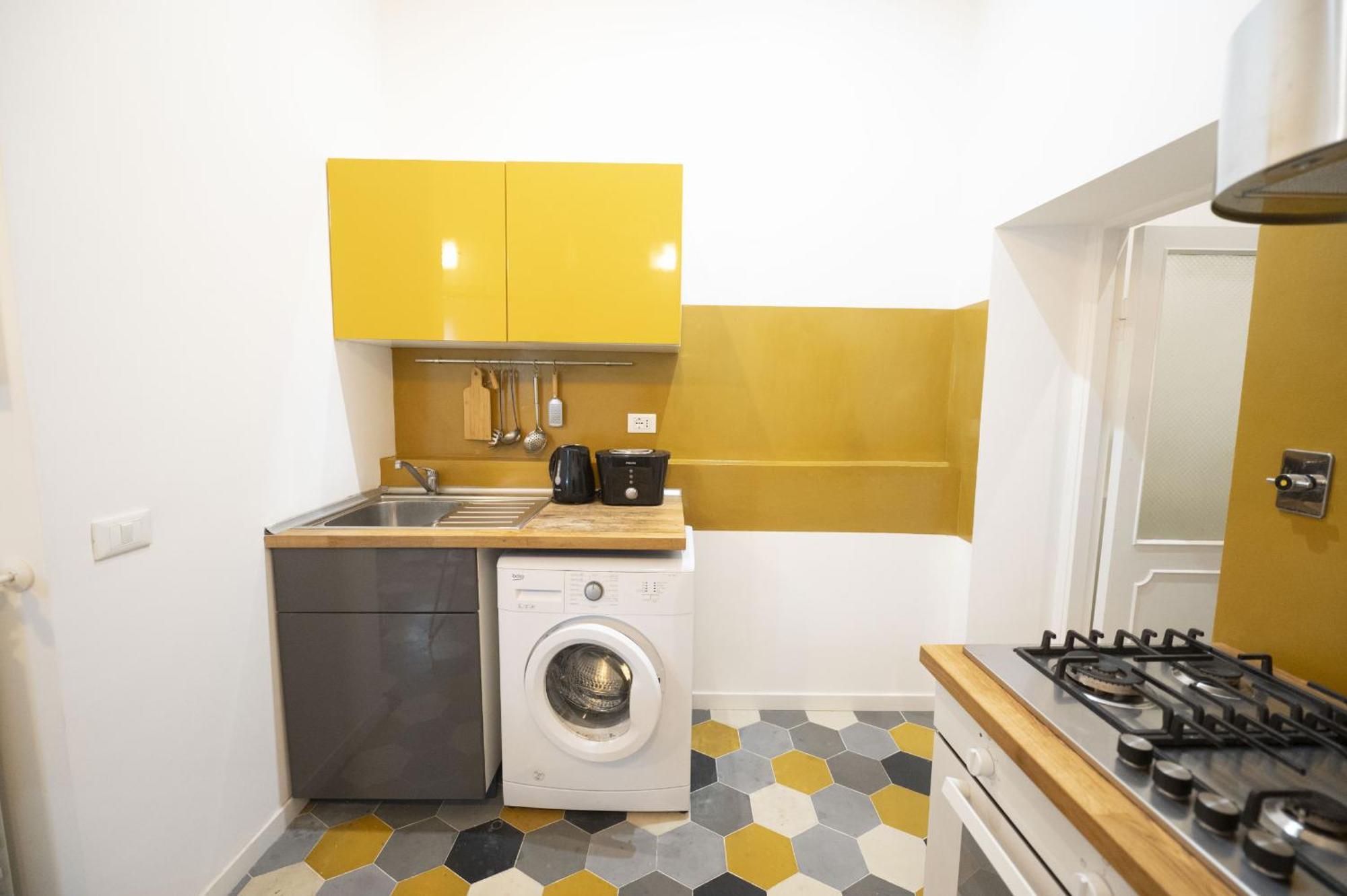 Eclectic In Trendy San Lorenzo Apartment